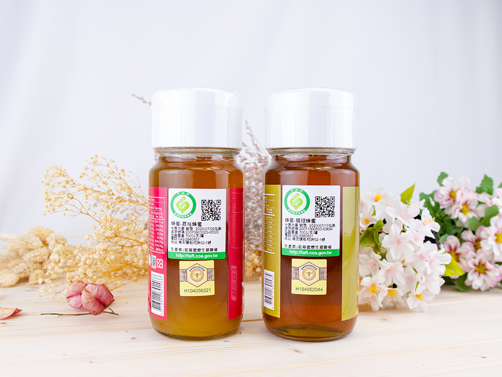 蜂蜜請購買經第三方檢驗符合CNS1305國家標準， 並具有「國產蜂產品證明標章」的蜂蜜，才是真正的純正台灣國產蜂蜜唷!>