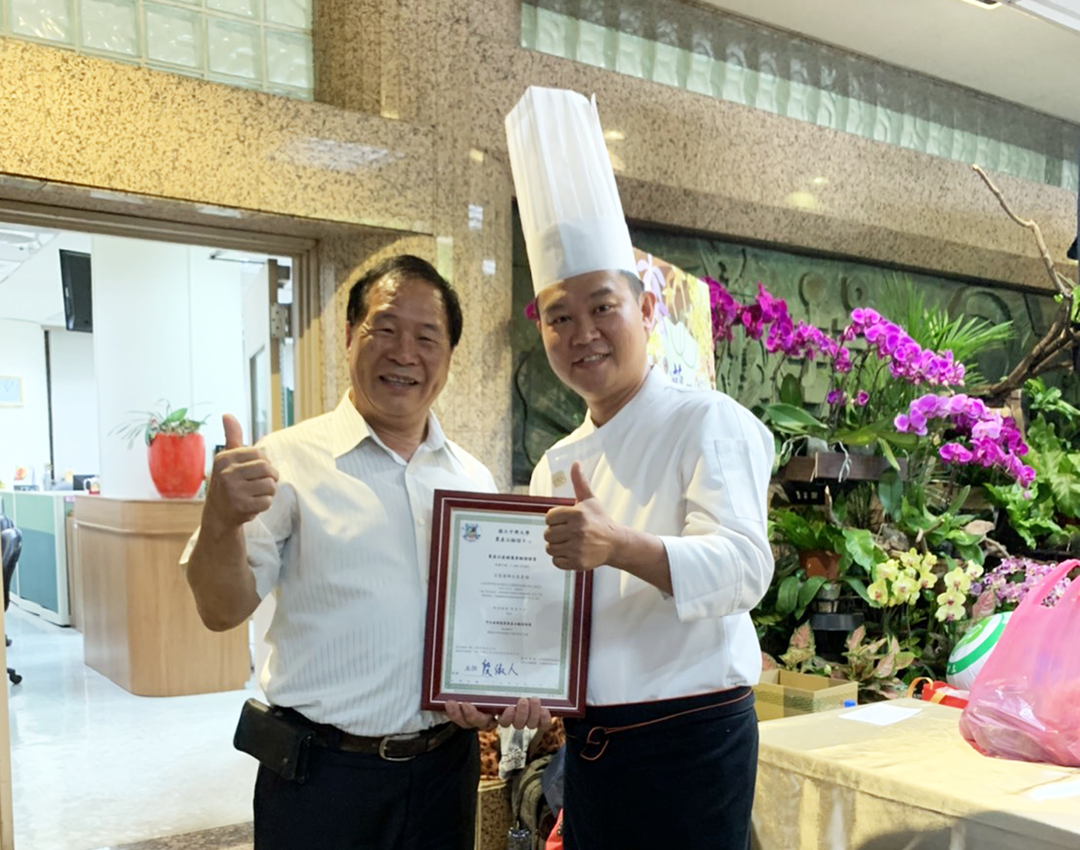 ( 世界盃金牌主廚 溫國智 主廚( 右 ) 17日出席「產銷履歷蜂蜜首發上市」記者會,與 宏基蜜蜂生態農場負責人 賴朝賢 先生合影。宏基蜂蜜攝 109年7月17日)